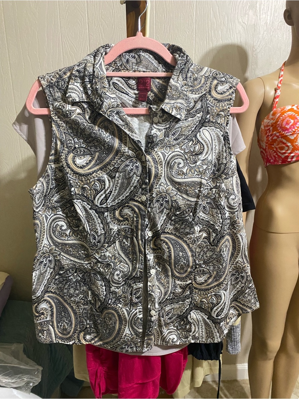 212 Collection Black and Cream Paisley Sleeveless Button-Front Shirt
